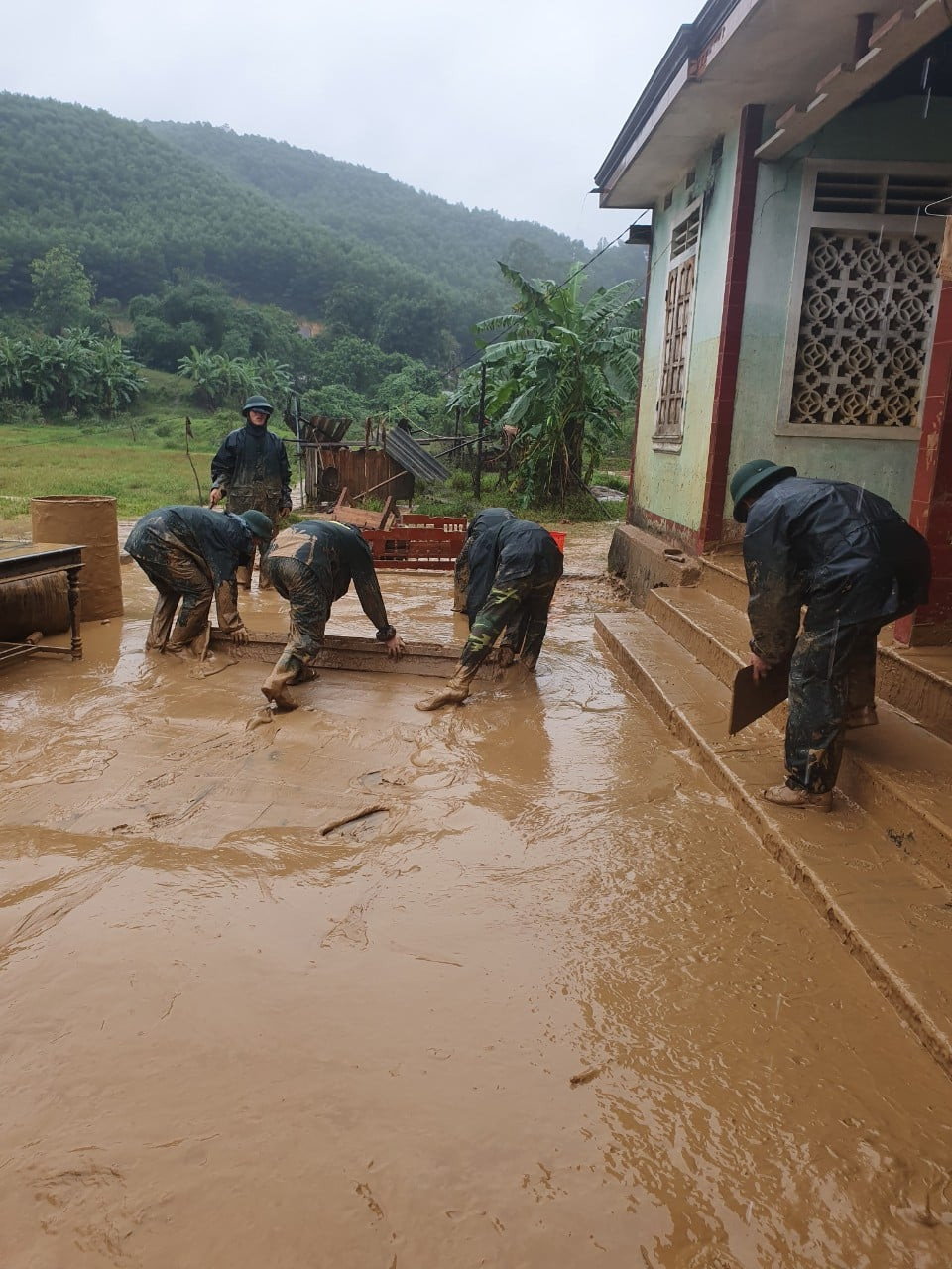 Chiến sỹ Bộ đội Biên phòng lội bùn non giúp dân dọn dẹp, thông đường sau lũ ảnh 6