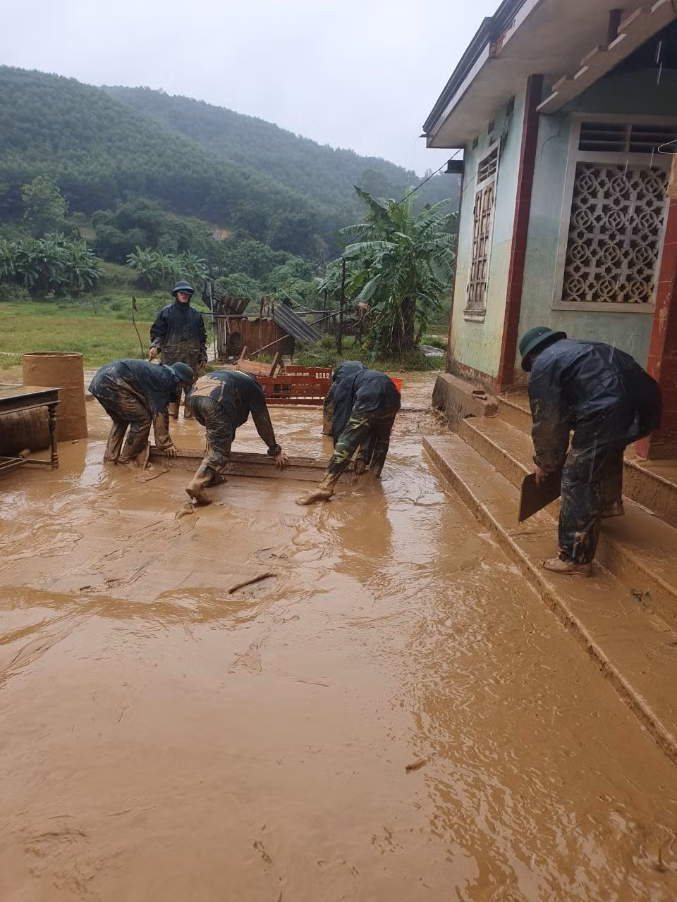 Chiến sỹ Bộ đội Biên phòng lội bùn non giúp dân dọn dẹp, thông đường sau lũ ảnh 6