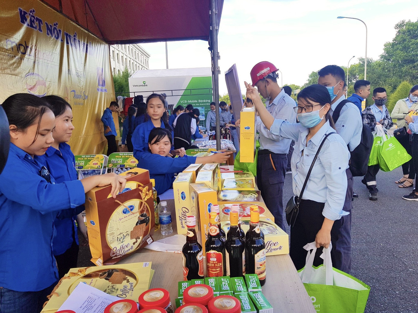 ‘Gian hàng 0 đồng’ ấm lòng thanh niên công nhân ở Hà Tĩnh ảnh 8