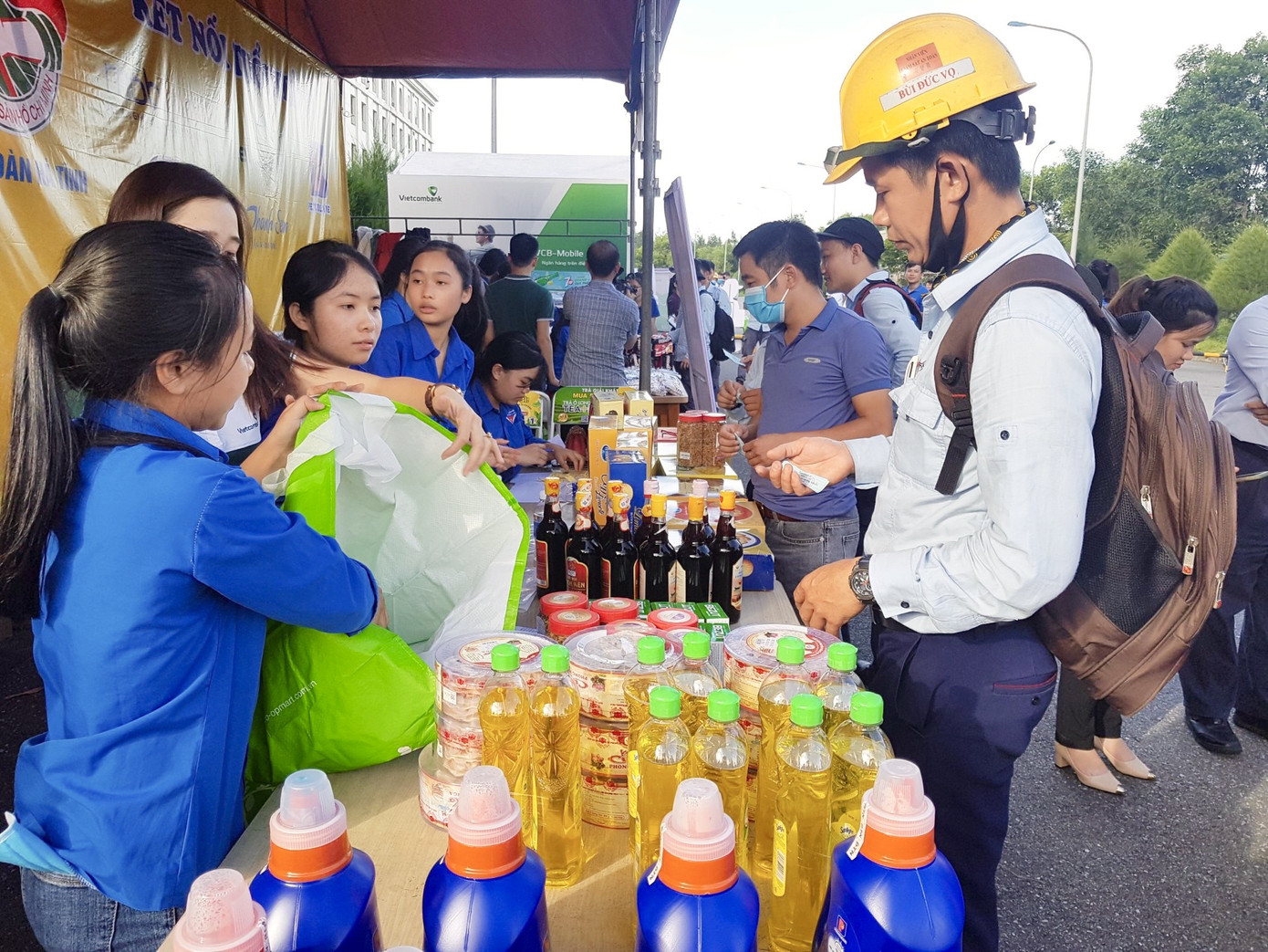 ‘Gian hàng 0 đồng’ ấm lòng thanh niên công nhân ở Hà Tĩnh ảnh 3