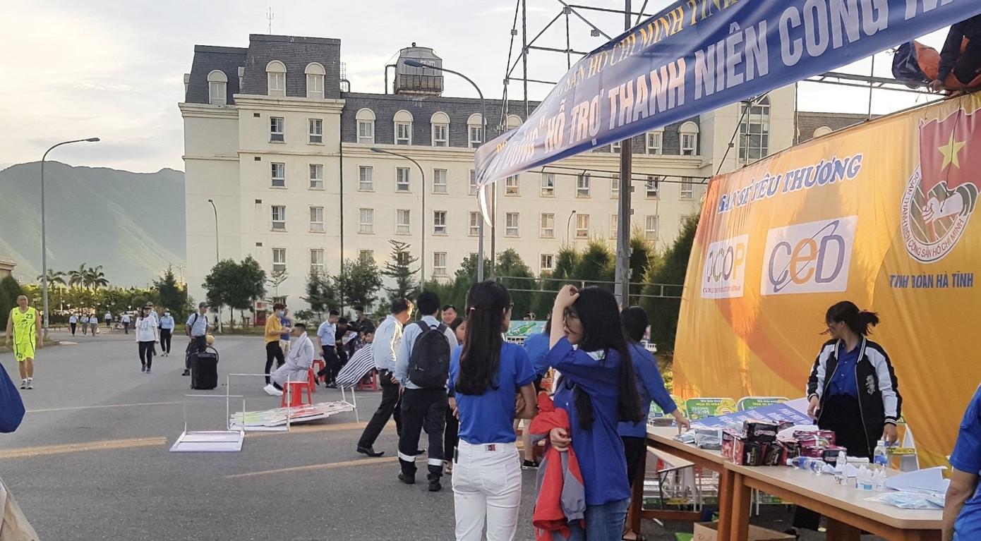 ‘Gian hàng 0 đồng’ ấm lòng thanh niên công nhân ở Hà Tĩnh ảnh 4