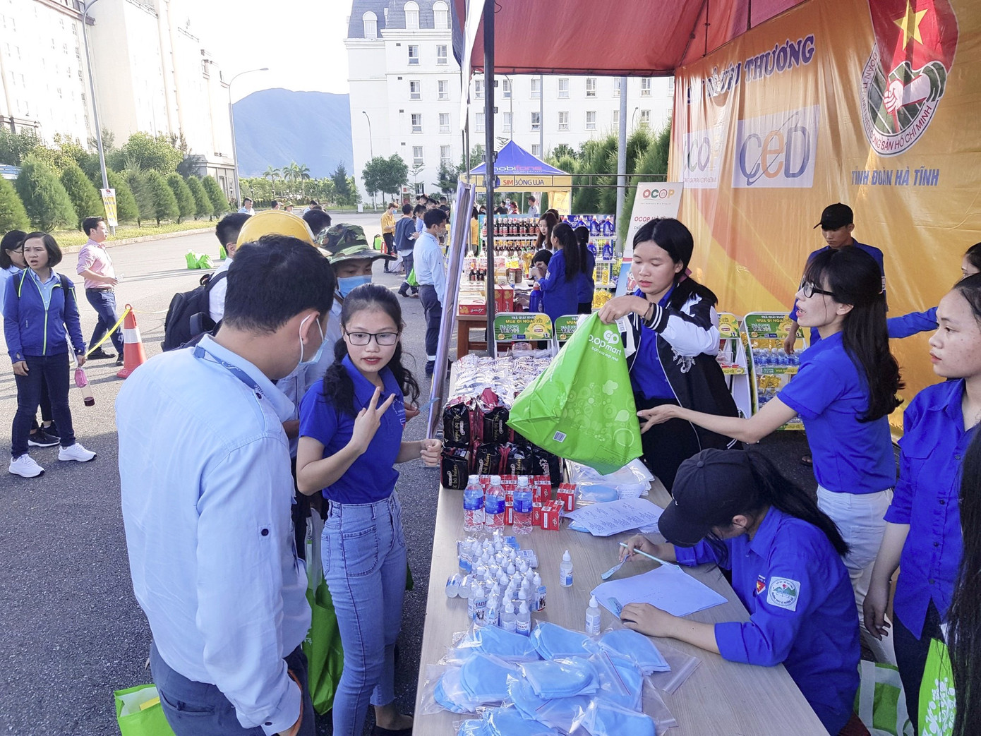 ‘Gian hàng 0 đồng’ ấm lòng thanh niên công nhân ở Hà Tĩnh ảnh 2