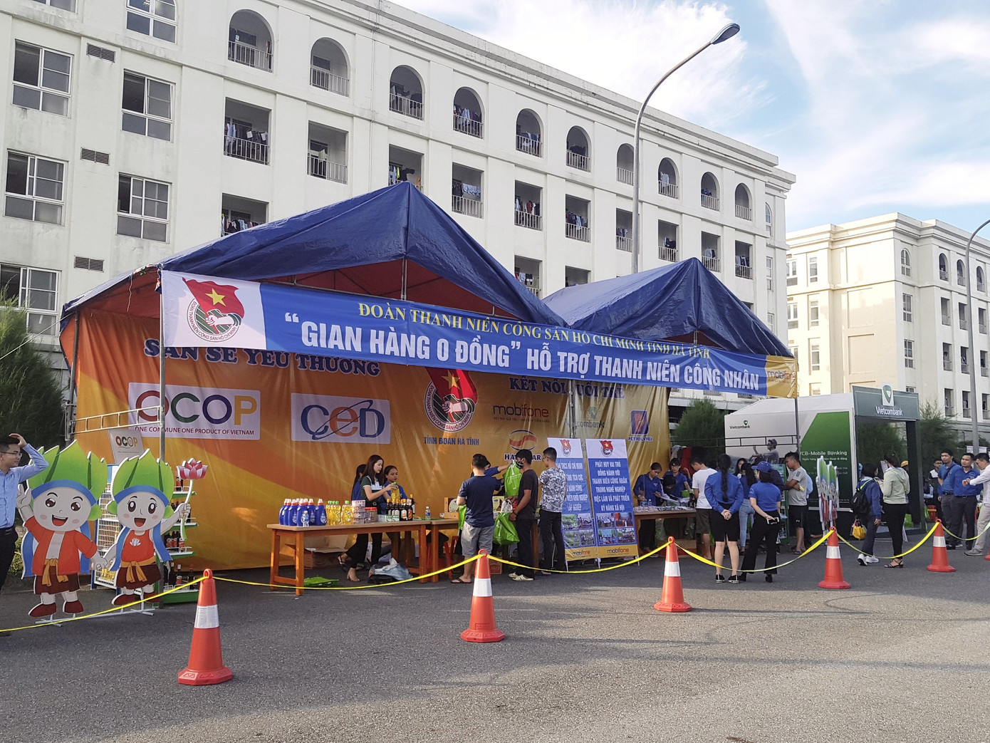 ‘Gian hàng 0 đồng’ ấm lòng thanh niên công nhân ở Hà Tĩnh ảnh 1