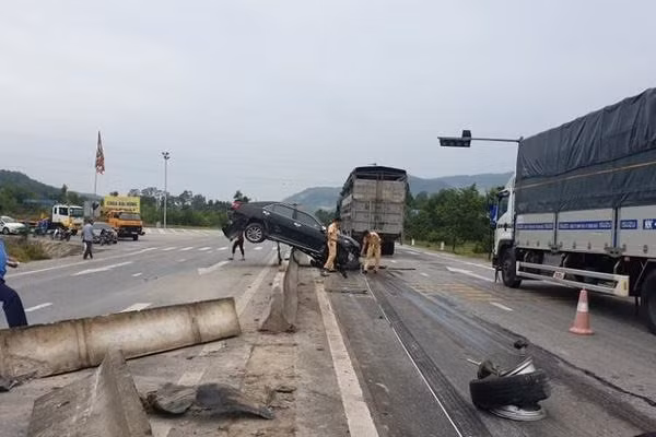Xe Camry nát đầu, long bánh vì tránh... đàn bò ảnh 2