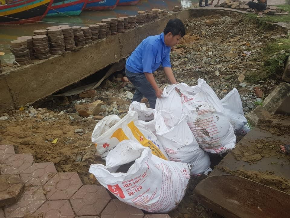 Mưa lớn gây sạt lở, nhiều tuyến đường ở Hà Tĩnh - Nghệ An bị chia cắt ảnh 5