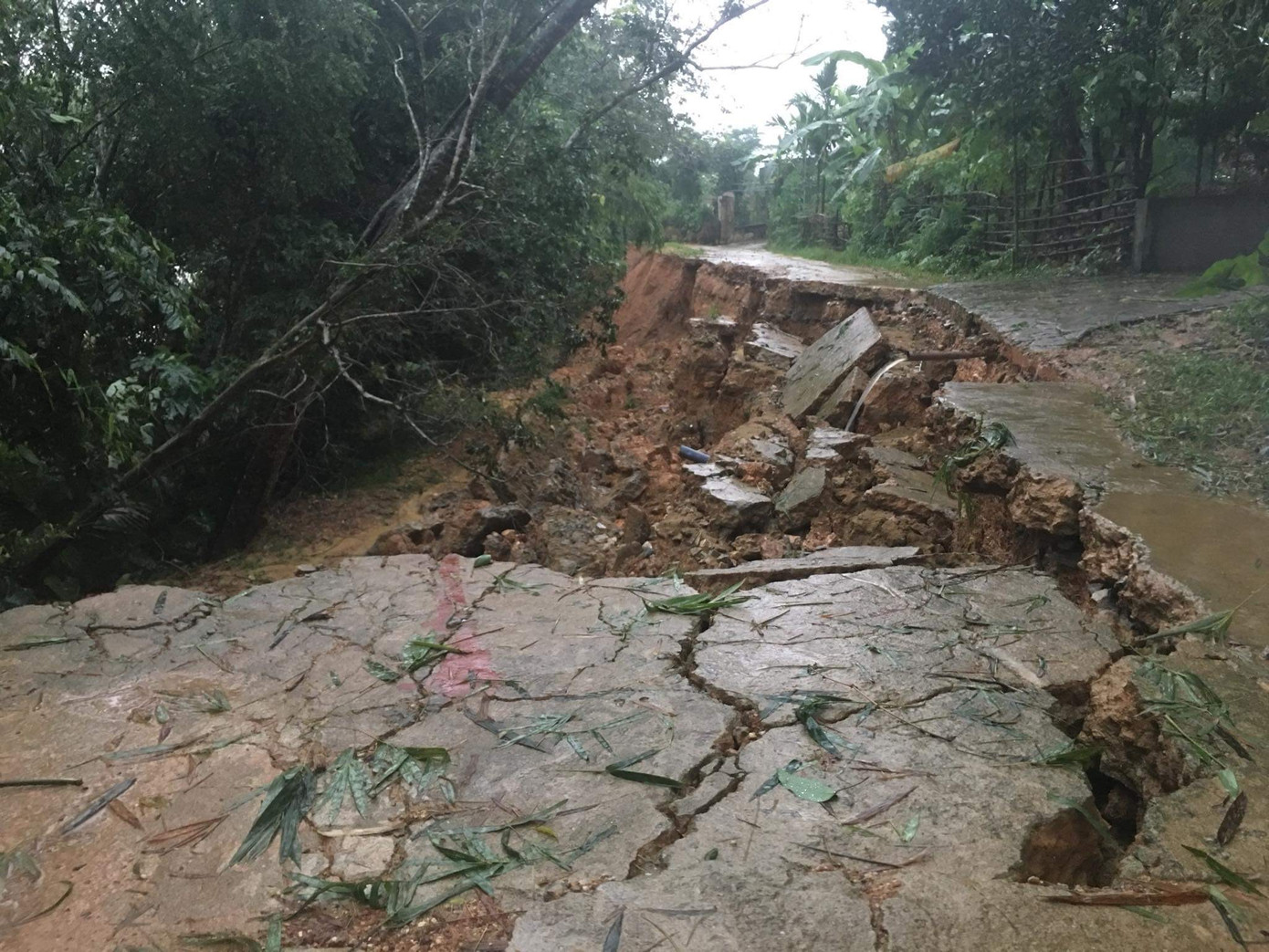 Mưa lớn gây sạt lở, nhiều tuyến đường ở Hà Tĩnh - Nghệ An bị chia cắt ảnh 2