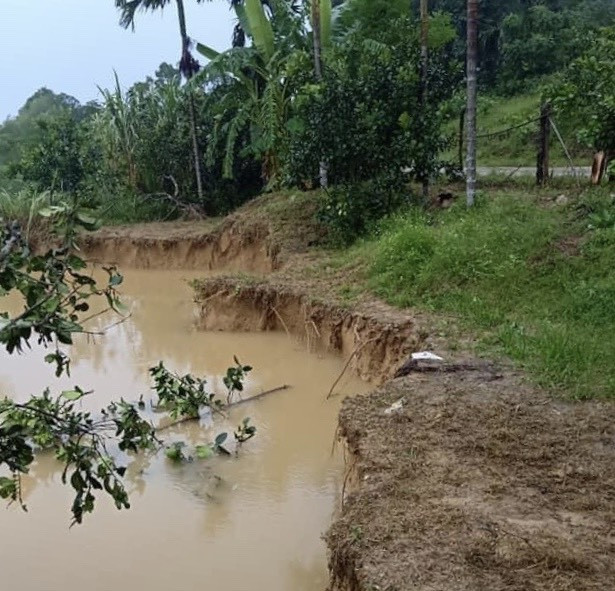 Mưa lớn gây sạt lở, nhiều tuyến đường ở Hà Tĩnh - Nghệ An bị chia cắt ảnh 7