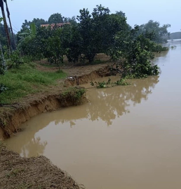 Mưa lớn gây sạt lở, nhiều tuyến đường ở Hà Tĩnh - Nghệ An bị chia cắt ảnh 6