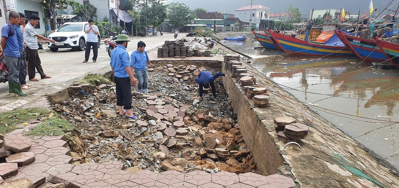 Mưa lớn gây sạt lở, nhiều tuyến đường ở Hà Tĩnh - Nghệ An bị chia cắt ảnh 4