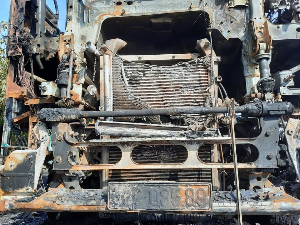 Đang chở cát trên đường, xe tải bất ngờ bốc cháy ngùn ngụt trên QL1A ảnh 1