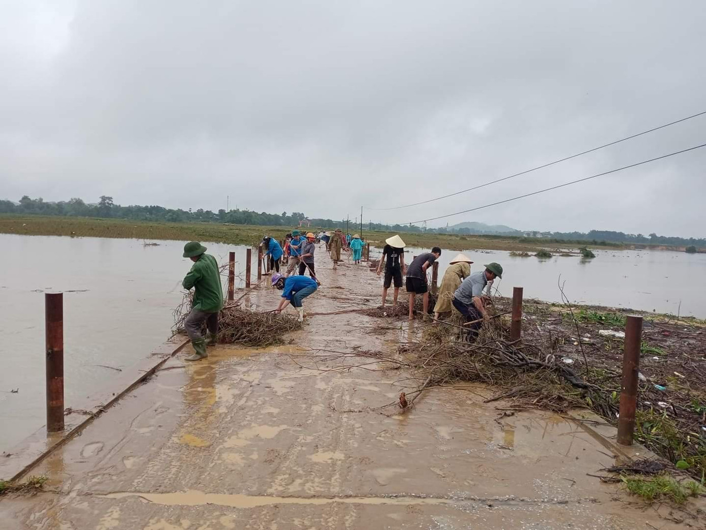 Thanh niên Hà Tĩnh ra quân chiến dịch 'Làm cho thế giới sạch hơn' ảnh 8