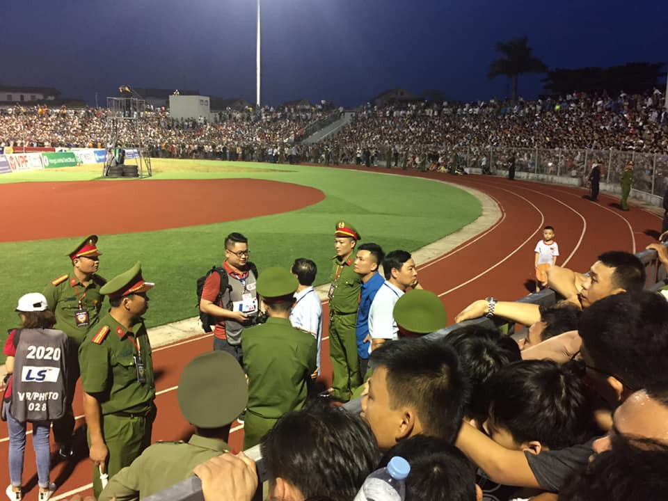 'Vỡ sân' Hà Tĩnh, CĐV bức xúc vì mua vé không được xem ảnh 16