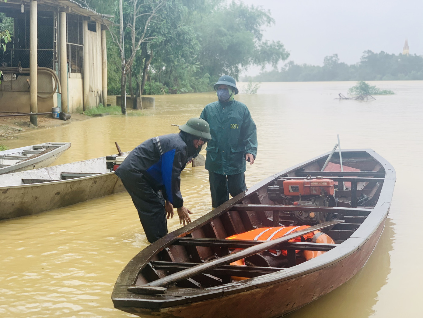 Hà Tĩnh mưa mù trời, dân leo gác mái tránh lũ ảnh 5