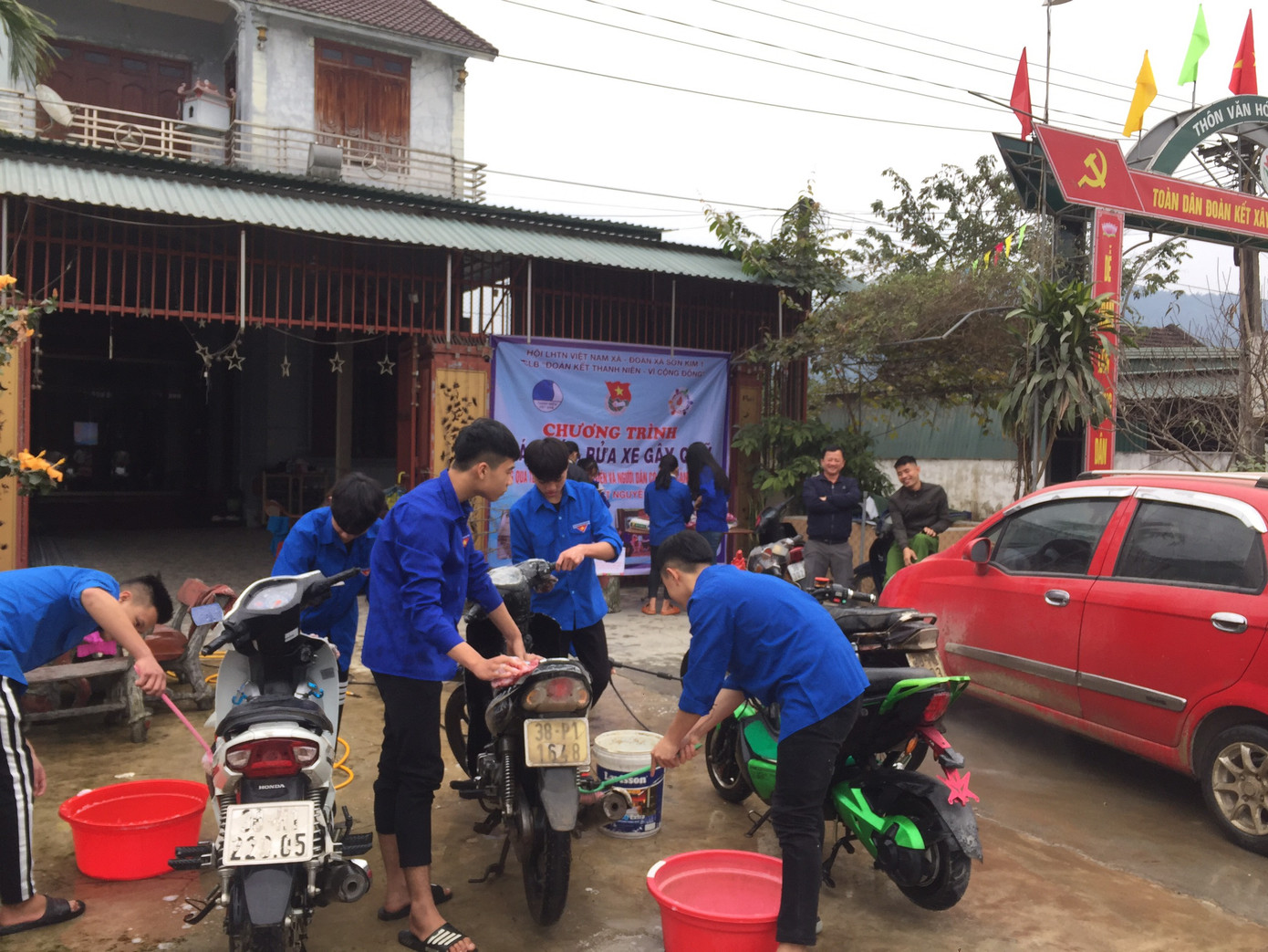 Tuổi trẻ Hà Tĩnh rửa xe, bán gạo gây quỹ hưởng ứng Tết vì người nghèo ảnh 3