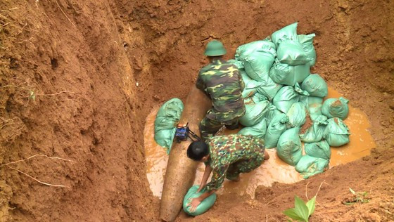 Phát hiện 2 quả bom 'khủng' sau mưa lũ ở Hà Tĩnh ảnh 1