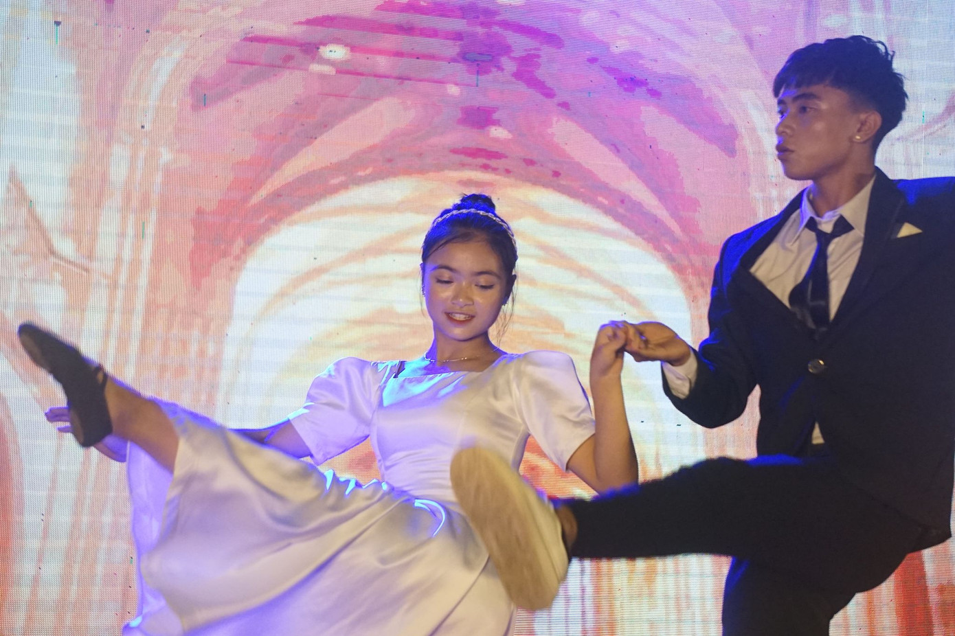 Học sinh xứ Nghệ học tiếng anh bằng 'Lễ hội sắc màu' ảnh 1