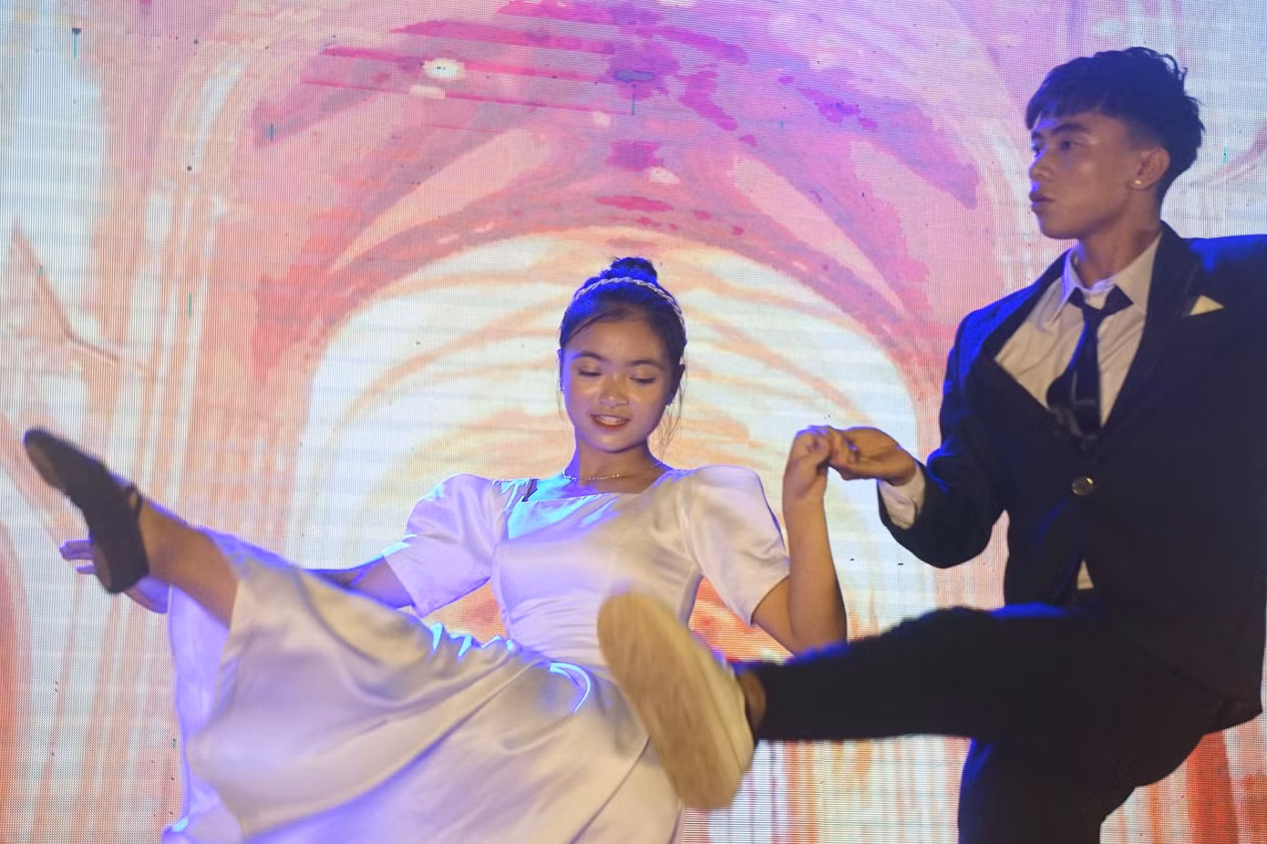 Học sinh xứ Nghệ học tiếng anh bằng 'Lễ hội sắc màu' ảnh 1