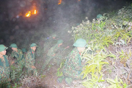 Công an, bộ đội trắng đêm căng mình dập lửa cứu rừng ảnh 4