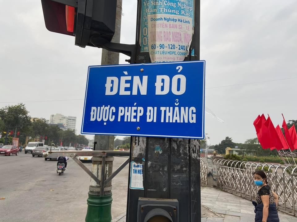 Xôn xao biển báo 'Đèn đỏ được phép đi thẳng' ở Nghệ An ảnh 1