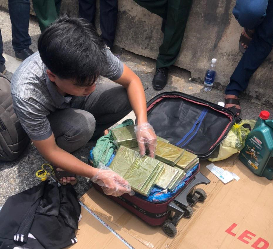 Nổ súng vây bắt nhóm đối tượng vận chuyển ma túy trên xe ô tô ảnh 1