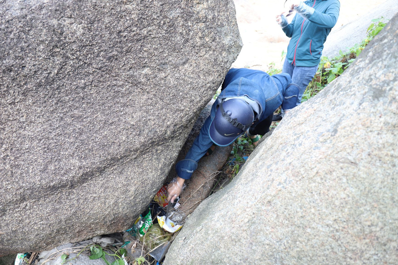Nhóm thanh niên tình nguyện lên rừng, xuống biển dọn rác ảnh 11