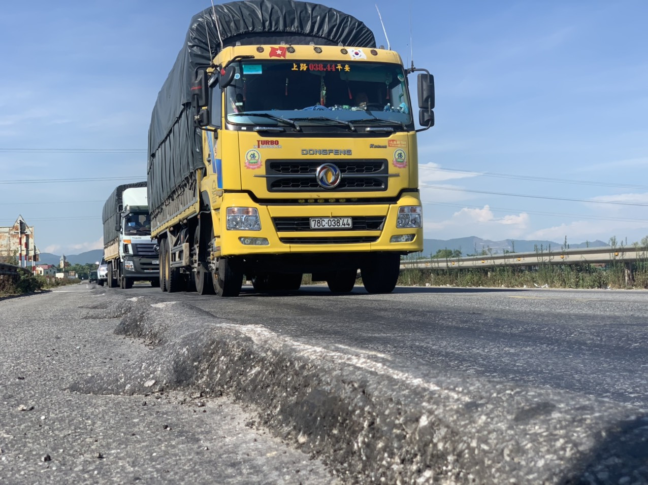 Rùng mình nhìn 'sống trâu, luống khoai' chi chít trên tuyến đường tránh Hà Tĩnh ảnh 5