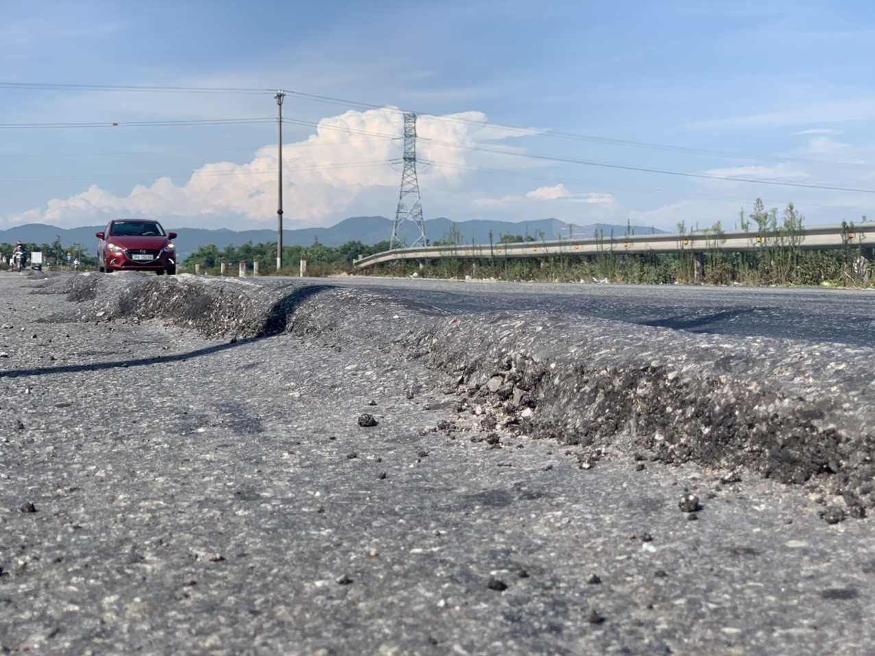 Rùng mình nhìn 'sống trâu, luống khoai' chi chít trên tuyến đường tránh Hà Tĩnh ảnh 12