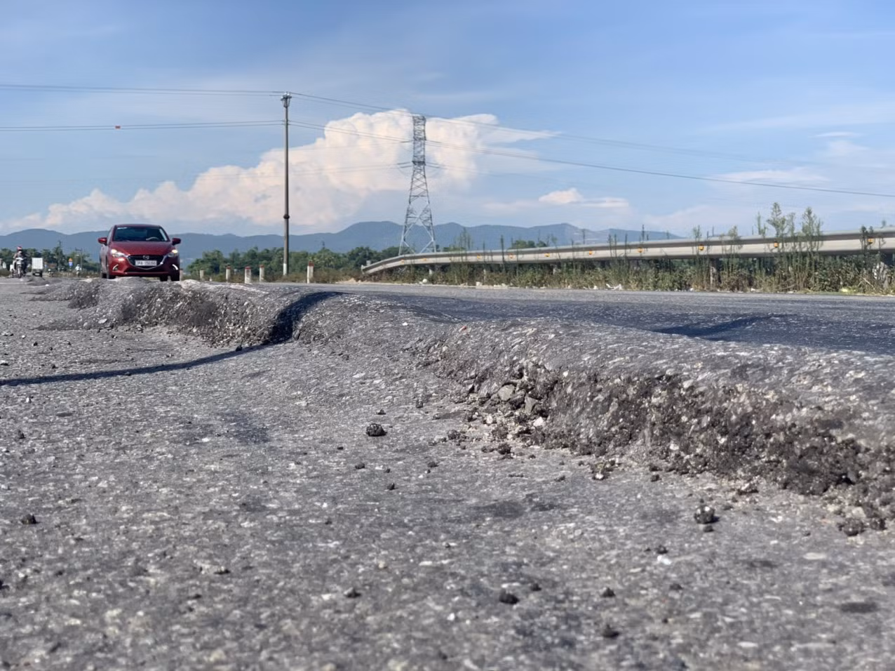 Rùng mình nhìn 'sống trâu, luống khoai' chi chít trên tuyến đường tránh Hà Tĩnh ảnh 12