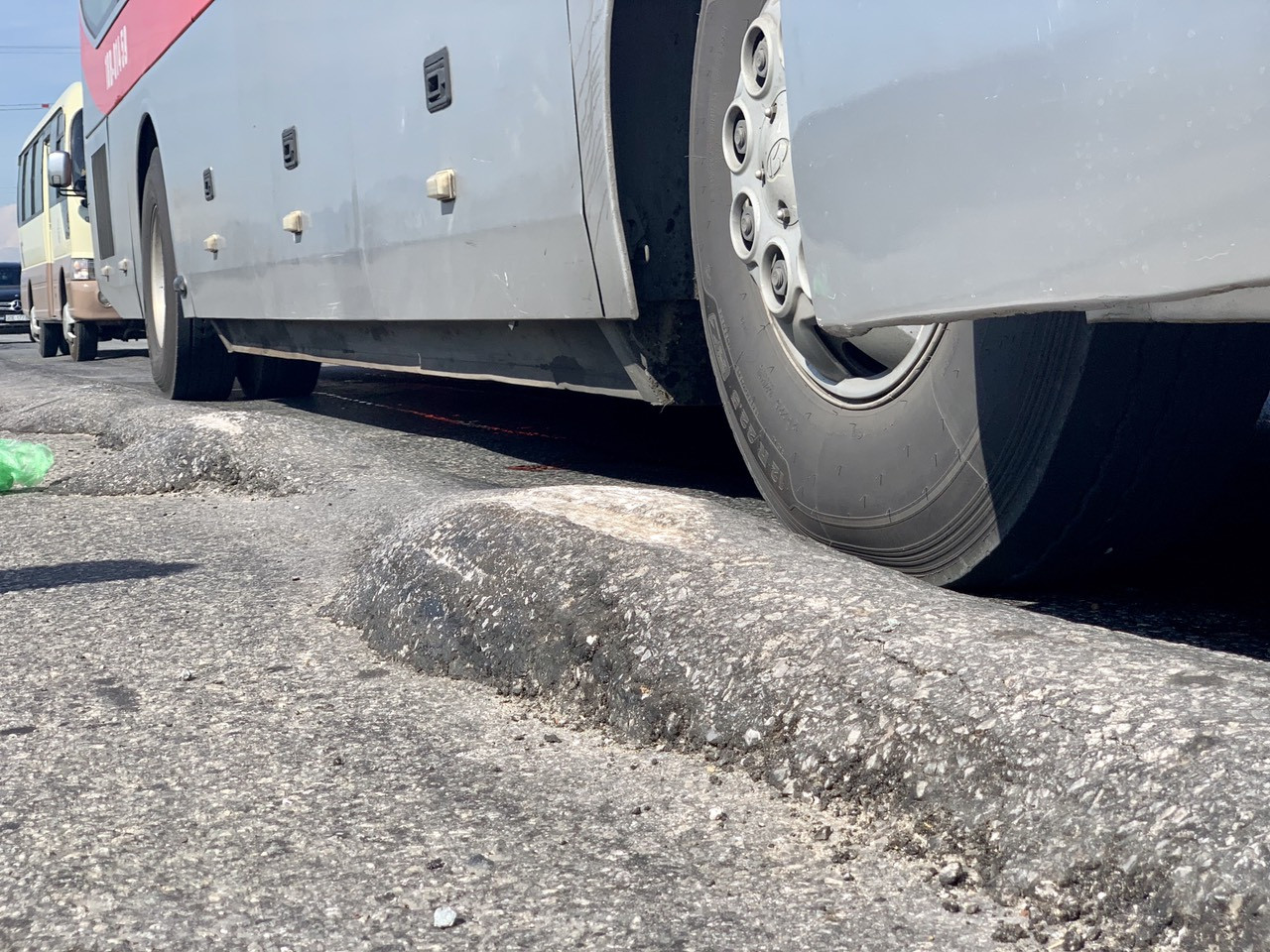 Rùng mình nhìn 'sống trâu, luống khoai' chi chít trên tuyến đường tránh Hà Tĩnh ảnh 3