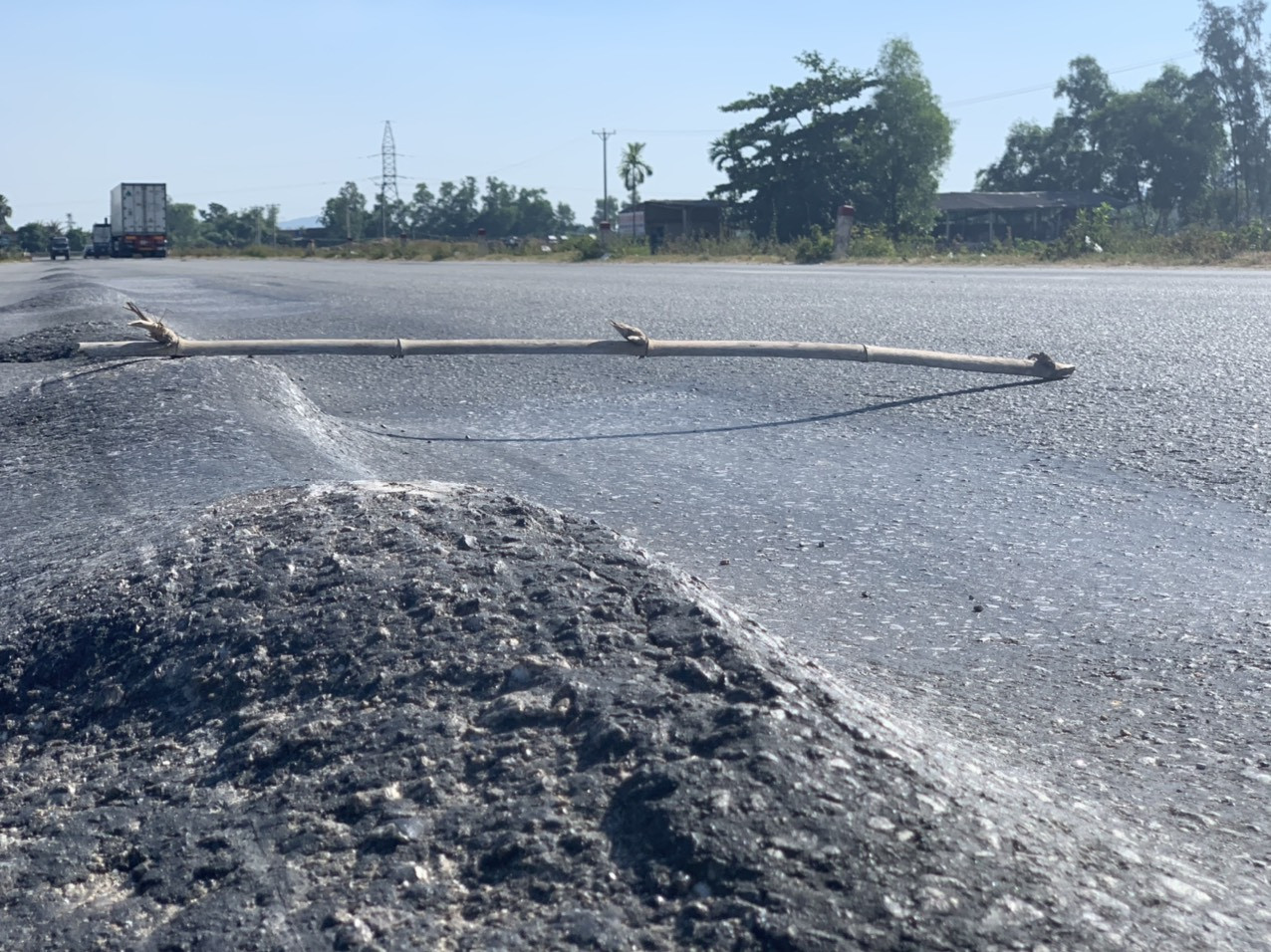 Rùng mình nhìn 'sống trâu, luống khoai' chi chít trên tuyến đường tránh Hà Tĩnh ảnh 11