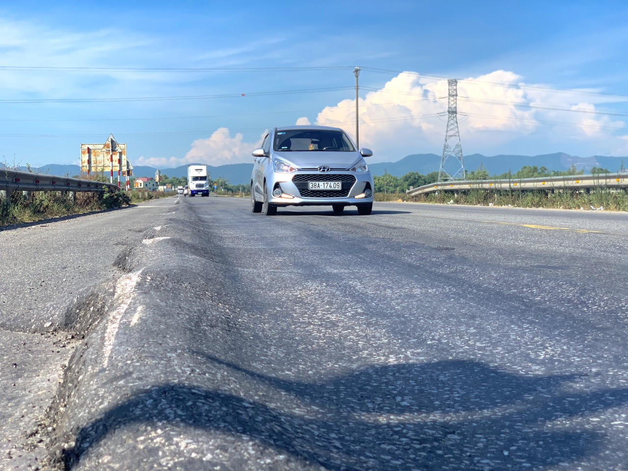 Rùng mình nhìn 'sống trâu, luống khoai' chi chít trên tuyến đường tránh Hà Tĩnh ảnh 9