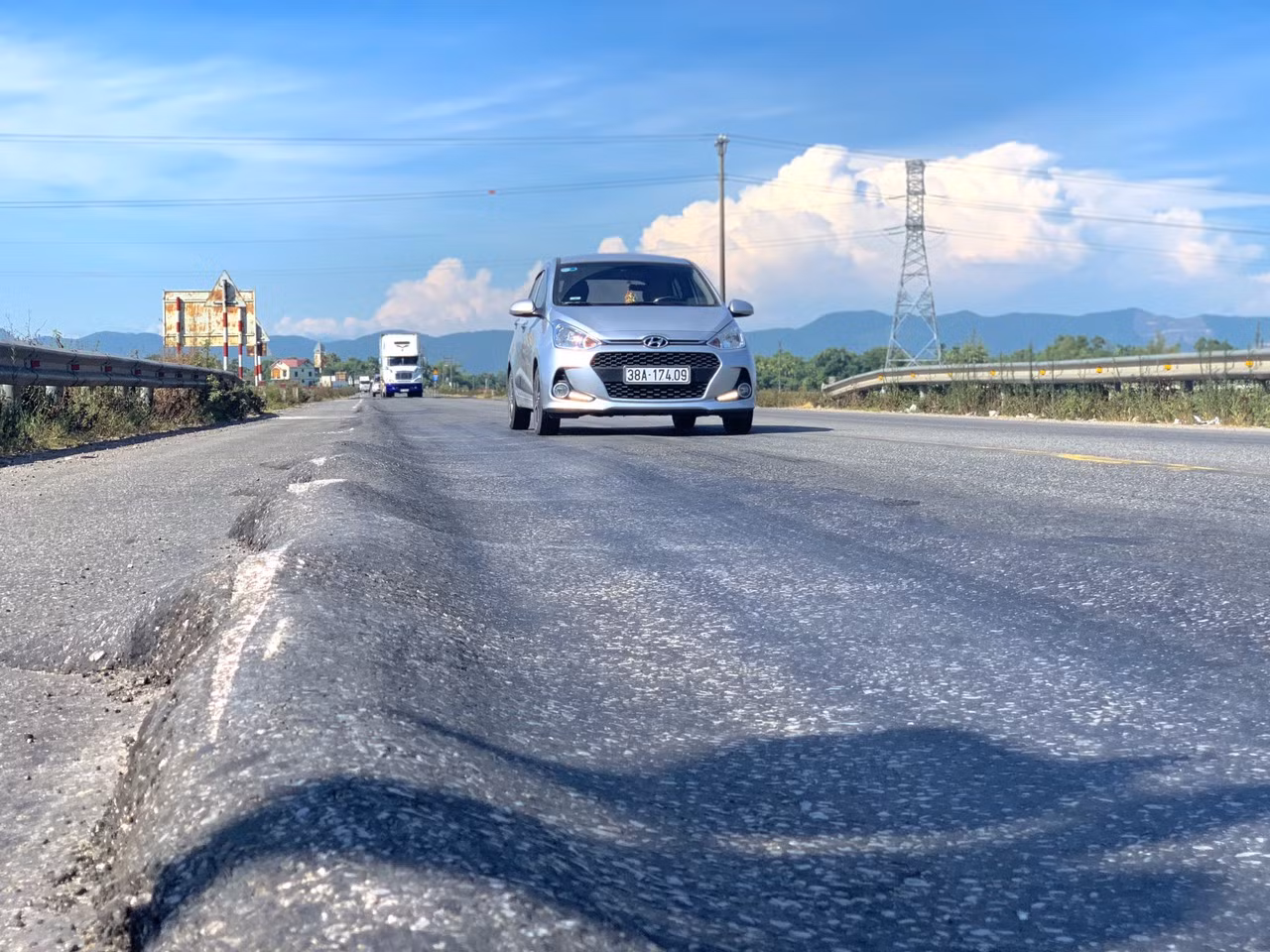 Rùng mình nhìn 'sống trâu, luống khoai' chi chít trên tuyến đường tránh Hà Tĩnh ảnh 9