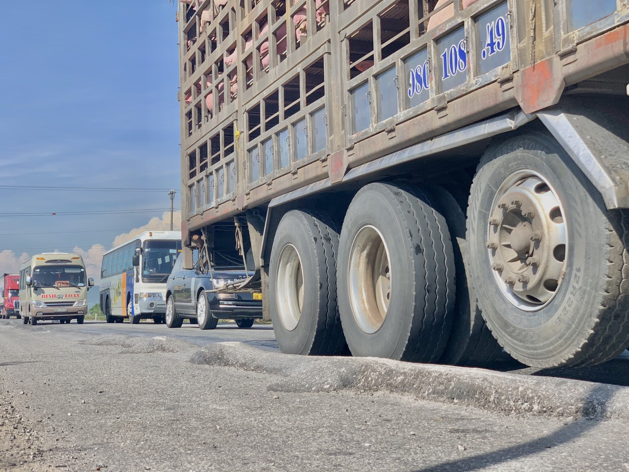 Rùng mình nhìn 'sống trâu, luống khoai' chi chít trên tuyến đường tránh Hà Tĩnh ảnh 8