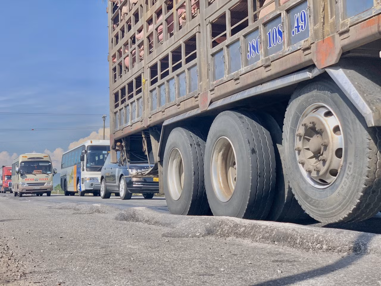 Rùng mình nhìn 'sống trâu, luống khoai' chi chít trên tuyến đường tránh Hà Tĩnh ảnh 8