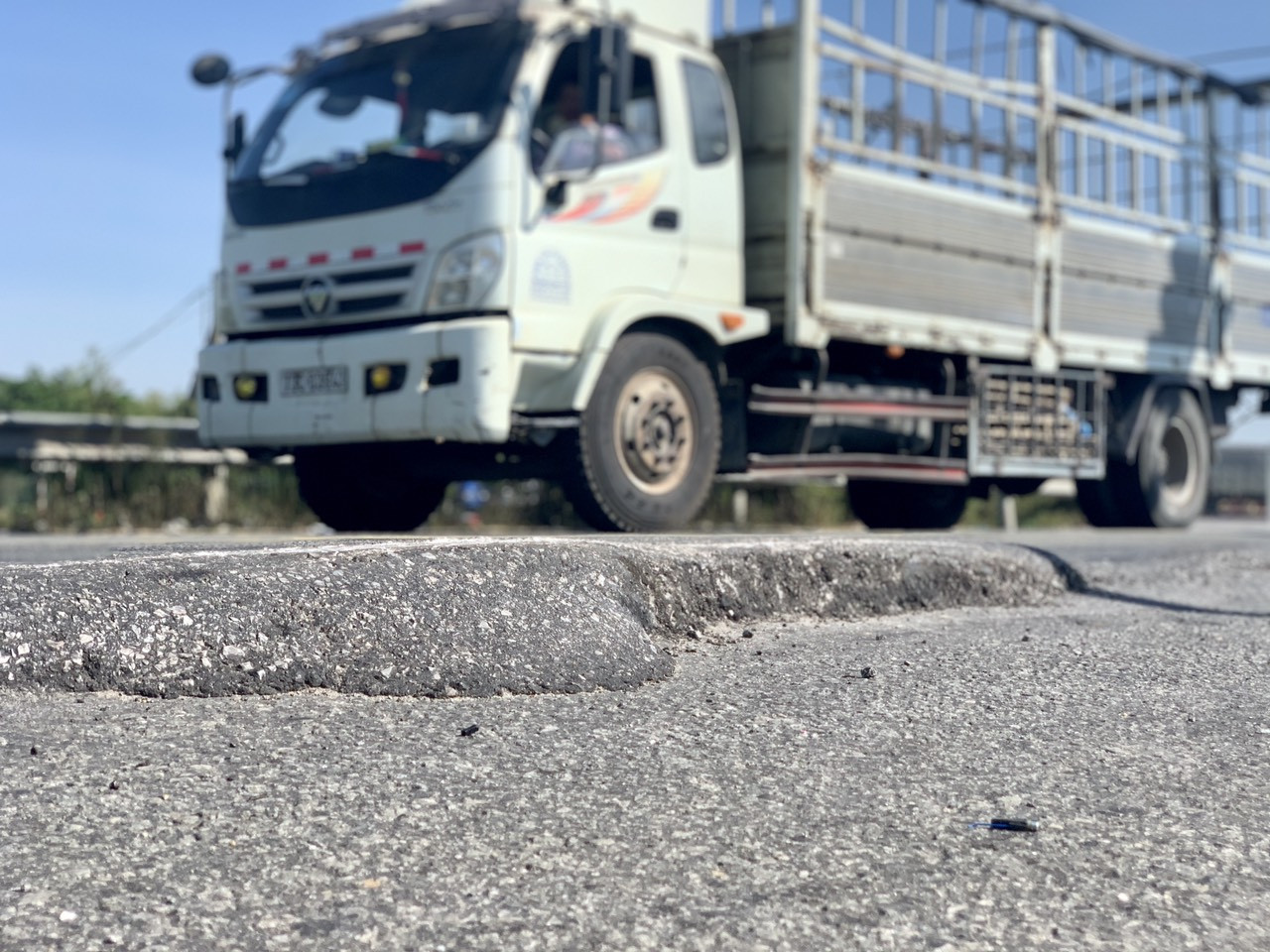 Rùng mình nhìn 'sống trâu, luống khoai' chi chít trên tuyến đường tránh Hà Tĩnh ảnh 1