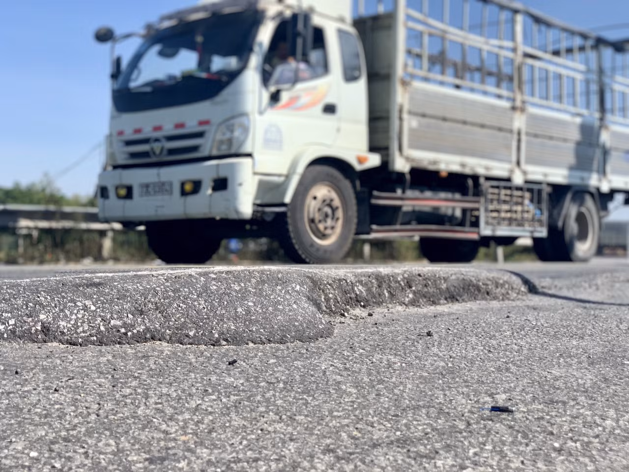 Rùng mình nhìn 'sống trâu, luống khoai' chi chít trên tuyến đường tránh Hà Tĩnh ảnh 1