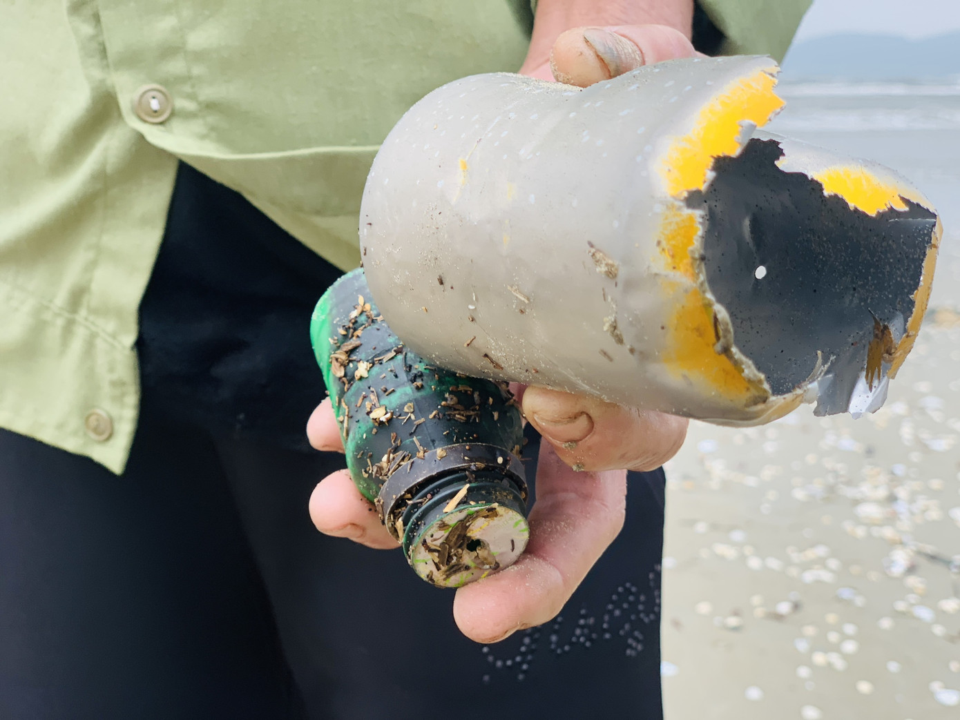 Sau mưa lũ, rác chất đống dọc bờ biển Hà Tĩnh ảnh 9