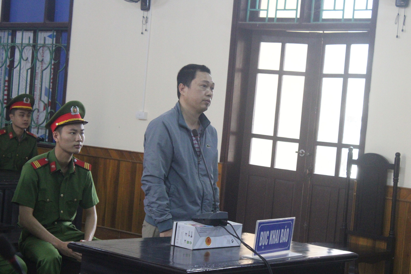 Nguyên đại úy quân đội lừa 2 tỷ đồng 'chạy trường' công an ảnh 1