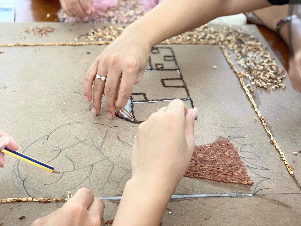 Triển lãm đấu giá tranh gạo gây quỹ giúp sinh viên khó khăn ảnh 9