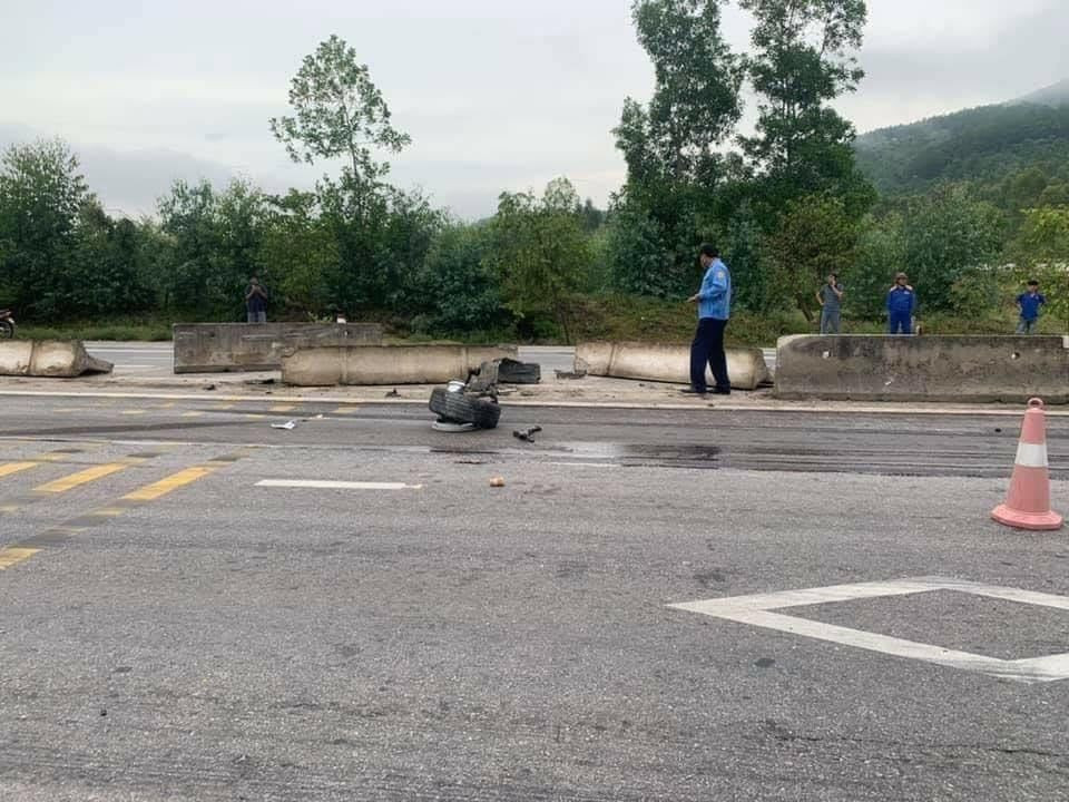 Xe Camry nát đầu, long bánh vì tránh... đàn bò ảnh 3