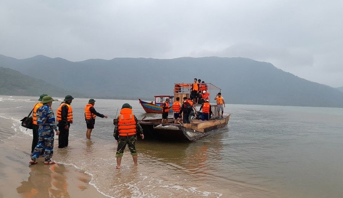 Cứu hơn 20 thuyền viên gặp nạn trên biển Hà Tĩnh và Nghệ An ảnh 2