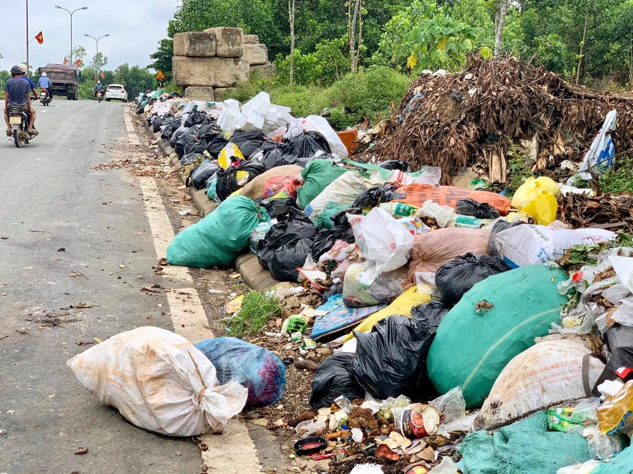 Không có bãi tập kết, rác bủa vây đường Hồ Chí Minh ảnh 4