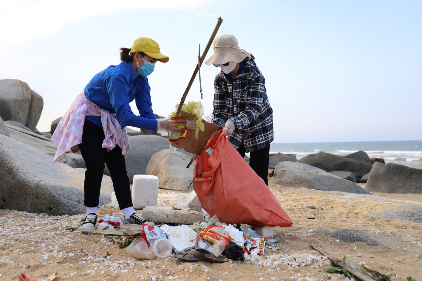 Nhóm thanh niên tình nguyện lên rừng, xuống biển dọn rác ảnh 9