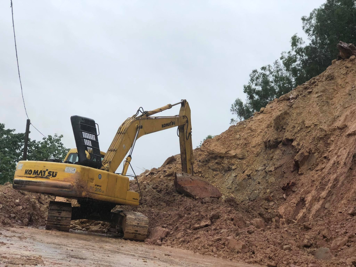 Kinh hãi hàng nghìn khối đất đổ ập xuống quốc lộ ở Nghệ An ảnh 4