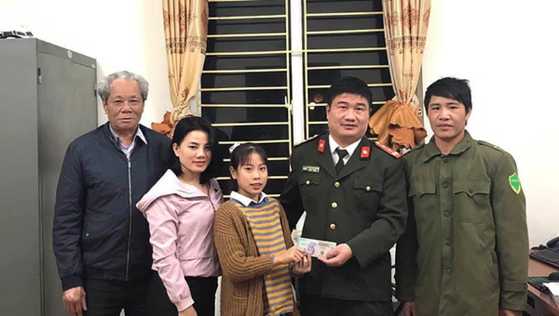 Nhặt được 23 triệu đồng, nữ sinh 13 tuổi tìm trả người đánh mất ảnh 1