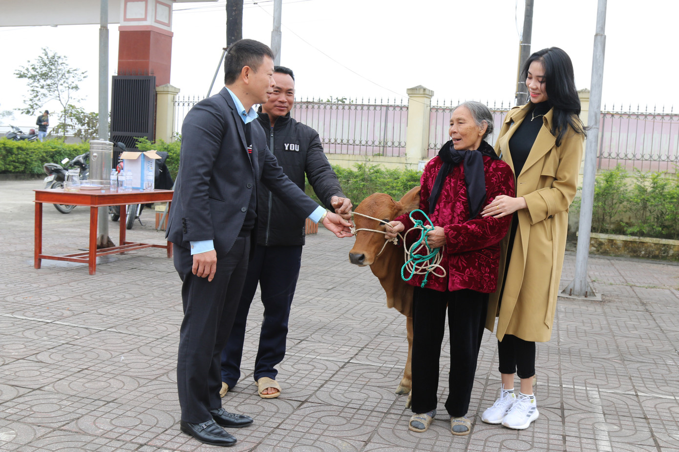 Tập đoàn Phúc Sơn, Báo Tiền Phong trao bò giống hỗ trợ bà con vùng lũ Hà Tĩnh ảnh 9