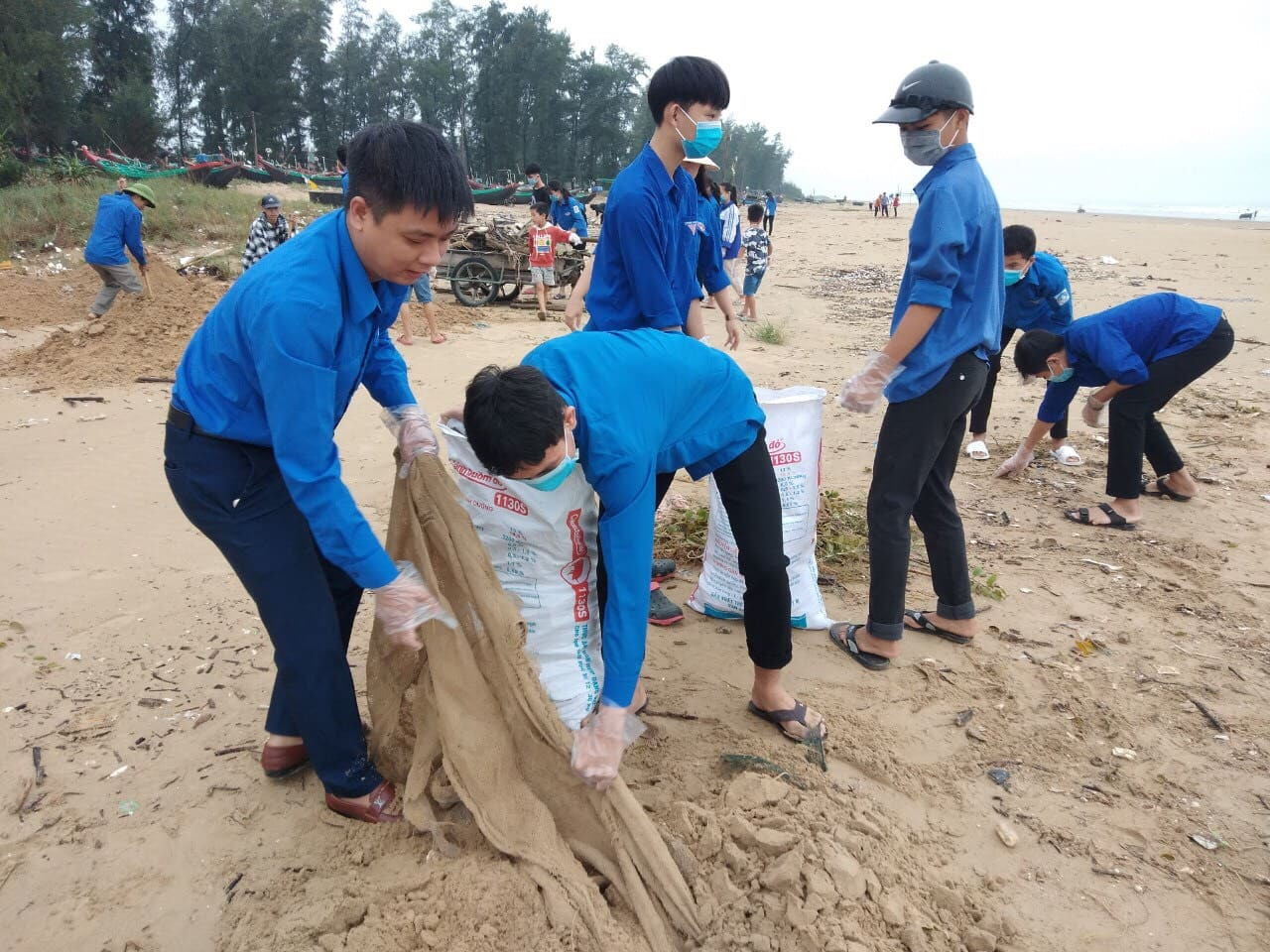 Thanh niên Hà Tĩnh ra quân chiến dịch 'Làm cho thế giới sạch hơn' ảnh 6