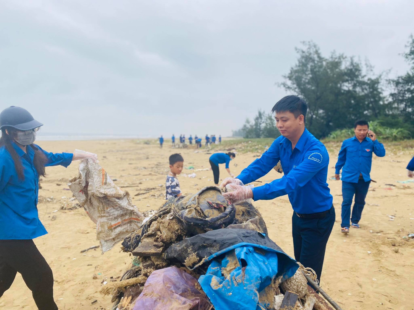 Thanh niên Hà Tĩnh ra quân chiến dịch 'Làm cho thế giới sạch hơn' ảnh 4