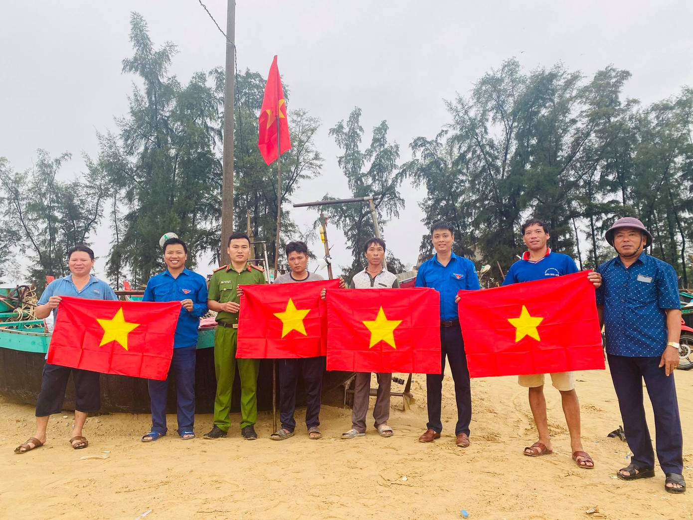 Thanh niên Hà Tĩnh ra quân chiến dịch 'Làm cho thế giới sạch hơn' ảnh 7