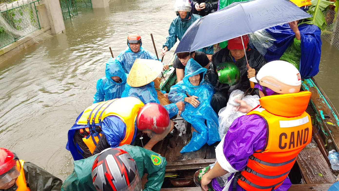 Cảm động hình ảnh công an, bộ đội dầm mình trong lũ dữ cứu người ảnh 5